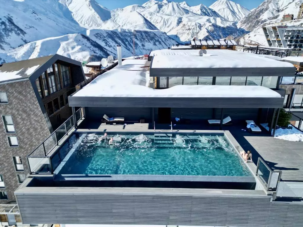 استخر سرباز هتل گودائوری لافت